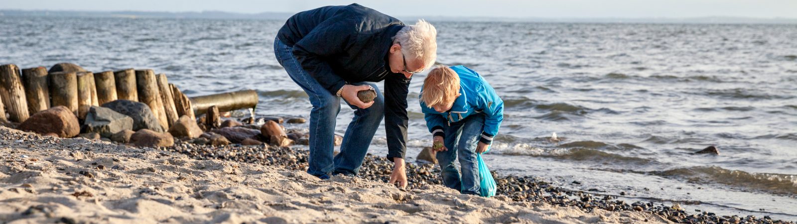 På stranden