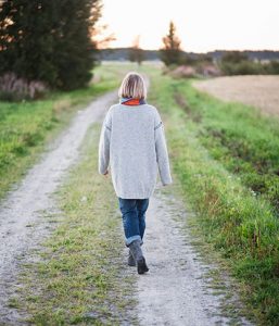 Kvinna på grusväg