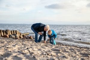 Man och pojke på strand