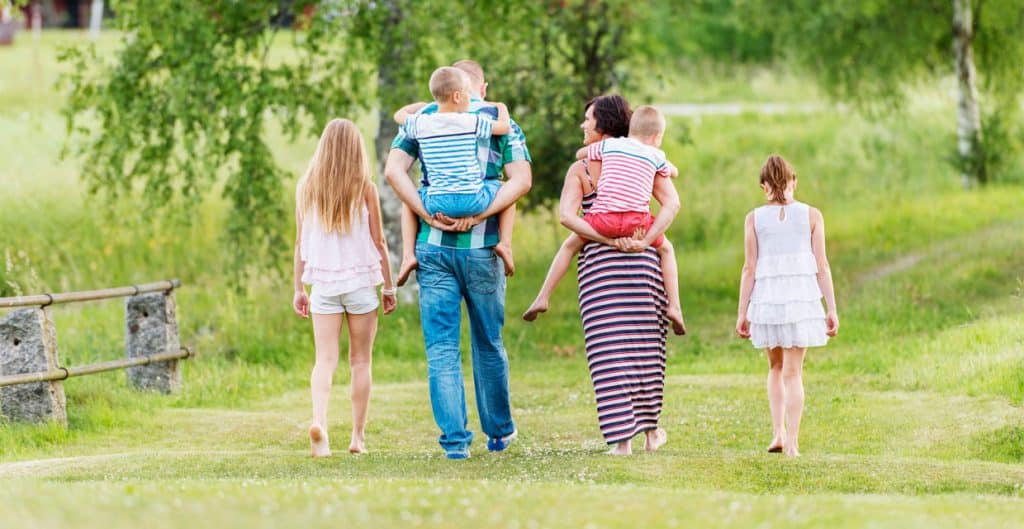 Familj på promenad.