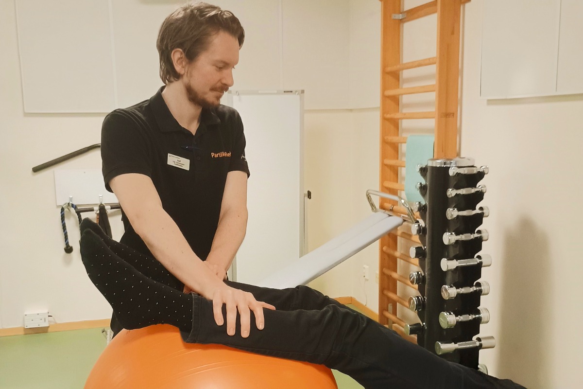 Joel utför behandling