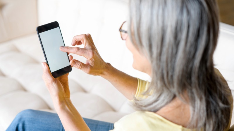 Bild på kvinna som använder mobilen
